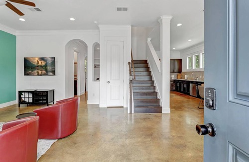 North Loop House | Spacious 4 BDRM I Central Austin I Sleeps 14