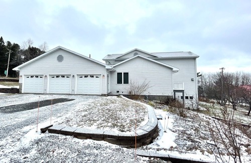 Bayfield House | Spacious 4-bedroom house sleeps 20! Stunning views, walking distance to Bayfield