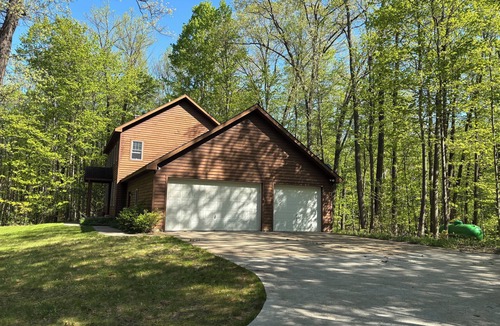 Bellaire House | Spacious 4-bedroom house in beautiful Bellaire with WiFi, AC