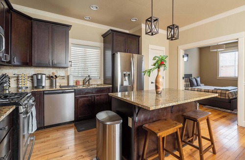 King House | Spacious 4BR/3BA | Sleeps 12 | Near Alberta Arts