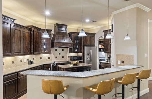 Hurst House | Spacious 4BR Executive Home Ideal for Long Stays