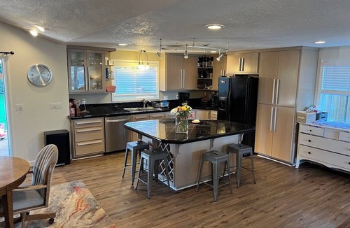West Salem House | Spacious 4BR home w/hot tub near Salem wineries & family fun!