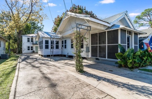 Freetown - Port Rico House | Spacious 4BR Retreat in the Heart of Lafayette