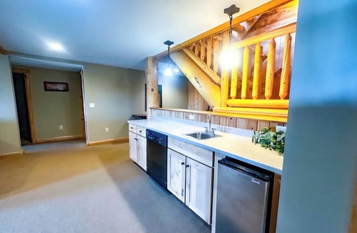 Bellaire Cabin | Spacious 5-bedroom cabin in charming Bellaire on Golf Course