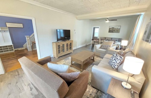 West Seventh House | Spacious 5-bedroom house in delightful Saint Paul with WiFi, AC