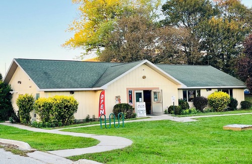 Manistee House | Spacious 5-bedroom house walking-distance to downtown Manistee and 1st St Beach!