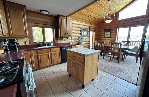 Loretto House | Spacious 5-bedroom lakefront house in charming Vulcan with WiFi, AC