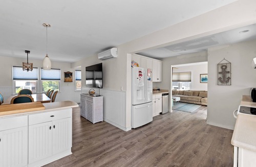 Seaview House | Spacious 5-BR, 3 bath with large kitchen, heated saltwater pool in Ocean Beach