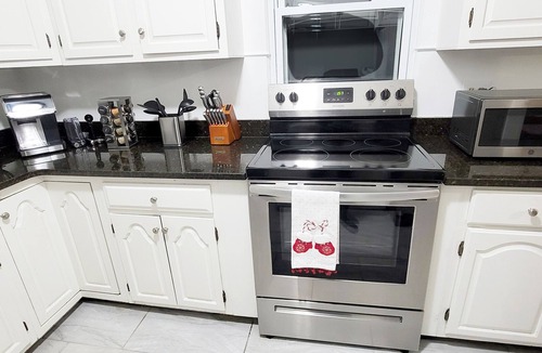 Royal Oak House | Spacious 5BR/2BA-5x55" TV-Super Fast Fiber Internet-Royal Oak DT-Prime Location