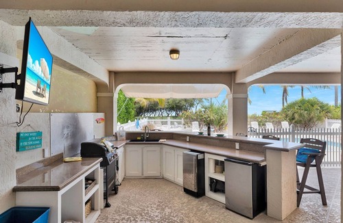 Islamorada House | Spacious 5BR home in Islamorada, perfect for 14 guests with ocean views.