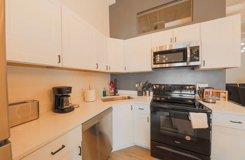 Near South Side Apartment | Spacious 5BR Luxury Suite Near McCormick Place, Soldier Field & Grant Park