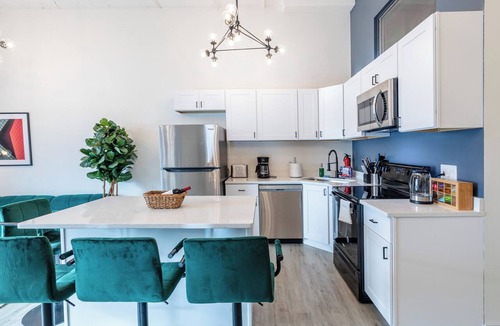 Near South Side Apartment | Spacious 5BR Luxury Suite Near McCormick Place, Soldier Field & Grant Park