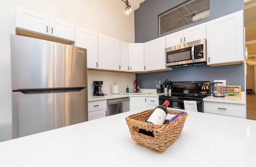 Near South Side Apartment | Spacious 5BR Luxury Suite Near McCormick Place, Soldier Field & Grant Park