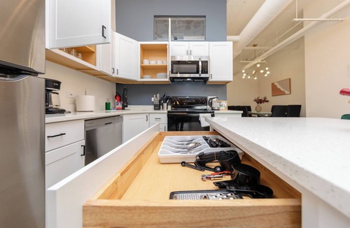 Near South Side Apartment | Spacious 5BR Luxury Suite Near McCormick Place, Soldier Field & Grant Park