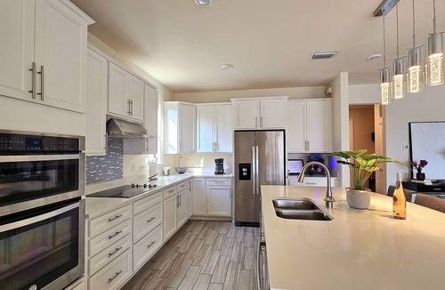 Three Oaks House | Spacious 5BR Poolside Retreat / Heated Pool / 6 Beds / Sleeps 12