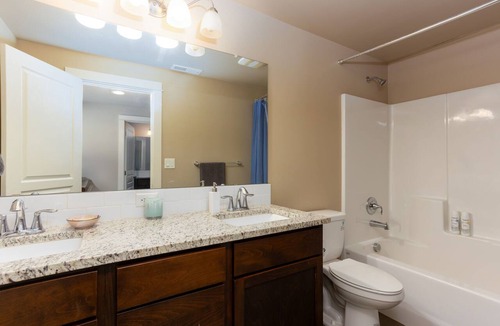 Black Butte Ranch Cabin | Spacious 6-bed allergy-friendly home with AC - Walk to Glaze Meadow Rec Center