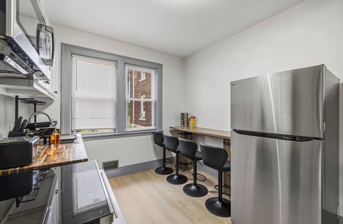 Downtown Niagara Falls House | Spacious 6-bedroom house in peaceful Niagara Falls with AC for 22 people sleep