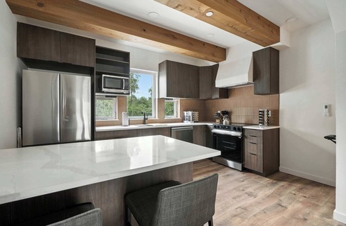 Kerns Condo | Spacious 6BR - New Spanish Home in Best Kerns Spot
