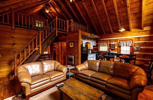 Copperhill Cabin | Spacious and Rustic Cabin with a Hot Tub near Copperhill for a Family Getaway in Tennessee
