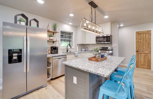 Checotah House | Spacious and Updated! Beds for 10! Luxurious Primary Bath!
