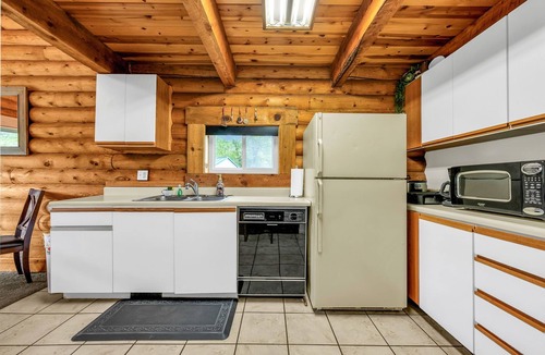Scofield Cabin | Spacious Beautiful Log Cabin Accessible Year Round