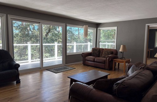 Western House | Spacious Bright Bedroom with Queen Bed