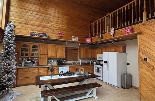 Mancelona Cabin | Spacious Cabin in LOTN- Great for ORV, Snowmobile, Golf, Ski or family getaways!