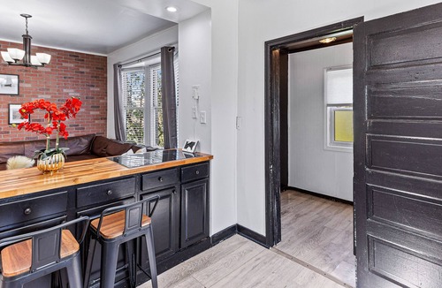 New Center Detroit Apartment | Spacious & central [4BD Apartment]- few mins away from Henry Ford!