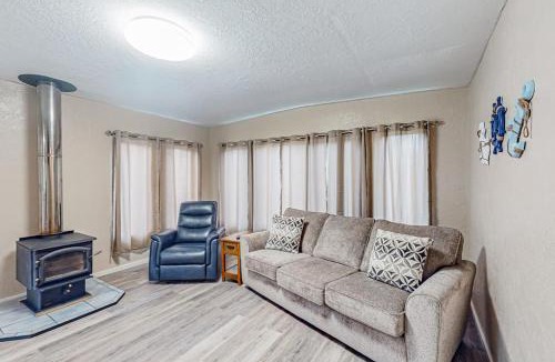 Coos Bay House | Spacious coastal property with separate living quarters wood stove & grill