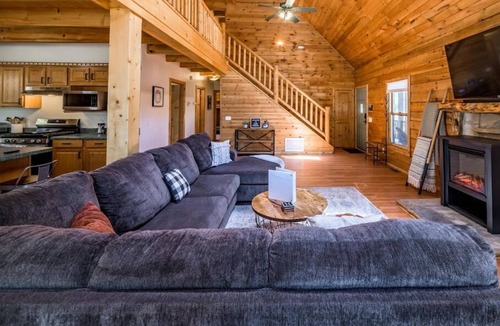 Flagstaff Cabin | Spacious Cozy Cabin Retreat on 5-Acres w/Hot Tub