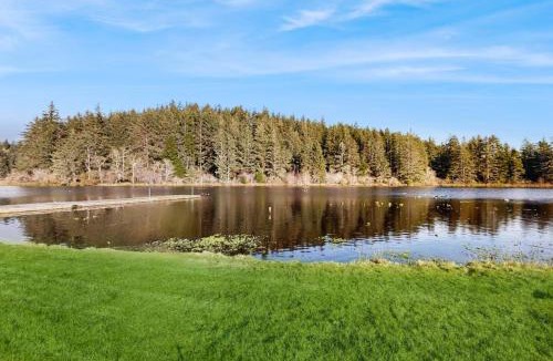 Warrenton House | Spacious dog-friendly home on the lake with yard full kitchen washer & dryer