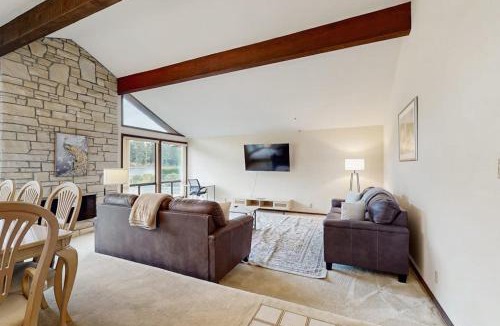 Warrenton House | Spacious dog-friendly home on the lake with yard full kitchen washer & dryer