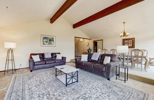 Warrenton House | Spacious dog-friendly home on the lake with yard full kitchen washer & dryer