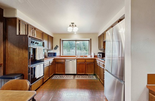 Warrenton House | Spacious dog-friendly home on the lake with yard, full kitchen, washer & dryer