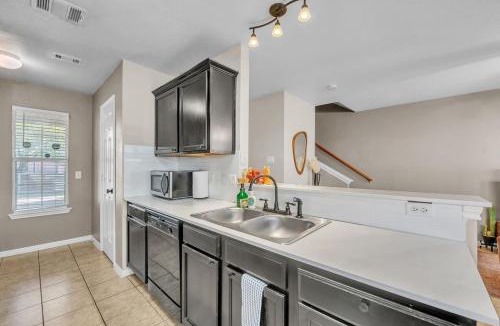 Franklin Park House | Spacious Duplex Central Austin Pet Friendly