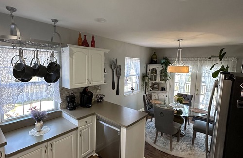 Auburn Hills House | Spacious Farmhouse with Breakfast- Ella’s Place