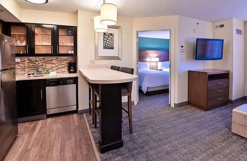 Plantation Hotel | Spacious Good-Value Accommodation! w/Kitchenette, Outdoor Pool, FREE Breakfast!