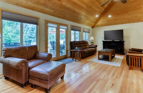 Sunriver House | Spacious home with SHARC passes, private hot tub, central AC, & deck
