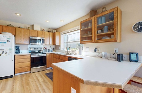 Lincoln Beach House | Spacious House with Ocean Views and Three Decks Close to Town and Walk to Beach