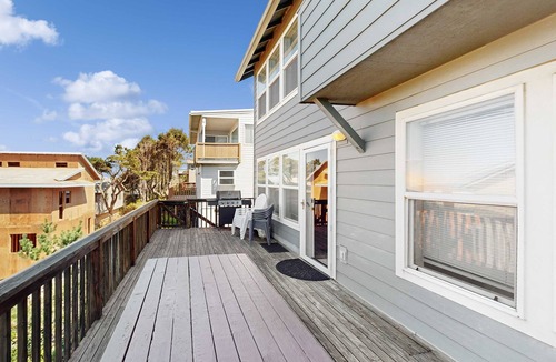 Lincoln Beach House | Spacious House with Ocean Views and Three Decks Close to Town and Walk to Beach