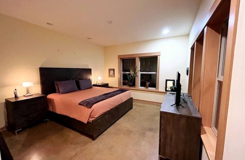 Port Orford House | Spacious HS w/Sauna-Game RM-Wifi-Basket Ball Walk to Beach! Gated- Private!