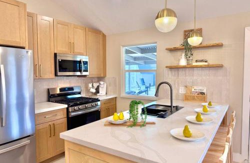 Barker House | Spacious Katy Home, Firepit Backyard, Sleeps 10 - GN