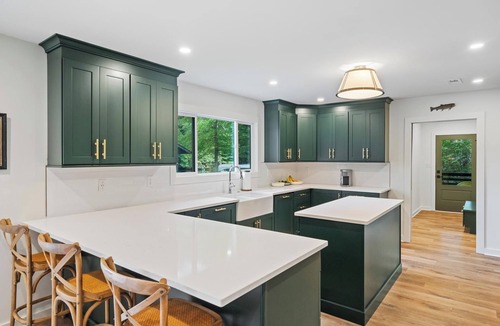 Lake Toxaway Cabin | Spacious lakefront renovated retreat with putting green