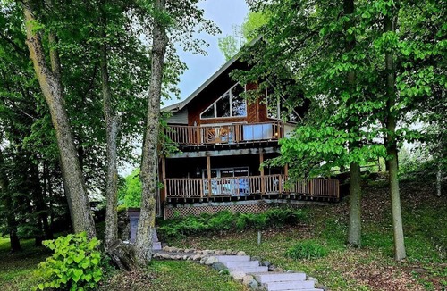 Turtle Lake House | Spacious Lakefront Getaway-3BR+Loft, private dock, kayaks/canoe & cozy Fire Pit.