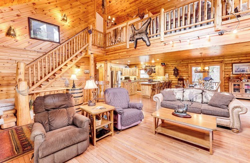 Kingsley Cabin | Spacious Log Home w/13 Acres, Ponds & Fire Pit!