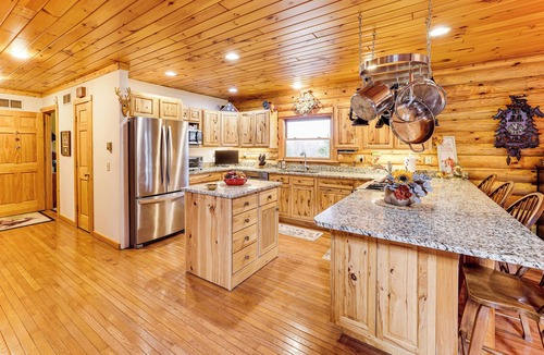 Kingsley Cabin | Spacious Log Home w/13 Acres, Ponds & Fire Pit!