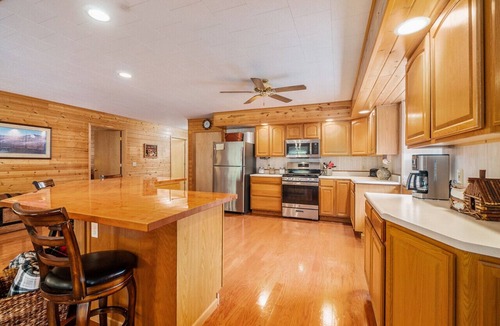 Manistee County Cabin | Spacious Luxury Cabin near The Big Bear Creek!
