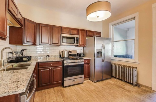 Edgewater Apartment | Spacious Modern 3BR Top‑Floor + Parking