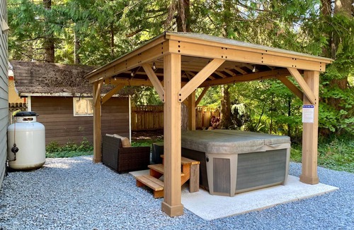 Paradise Estates House | Spacious Modern Cabin! 5mi to Park w/Hot Tub & Wifi