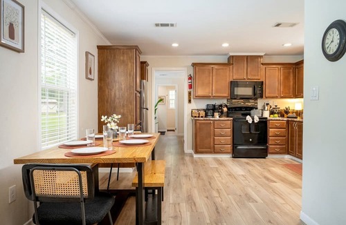 Hemphill Cabin | Spacious Modern Cabin on Toledo Bend Lake with Gorgeous Deck and Patio for an Amazing Family Getaway in Hemphill, Texas